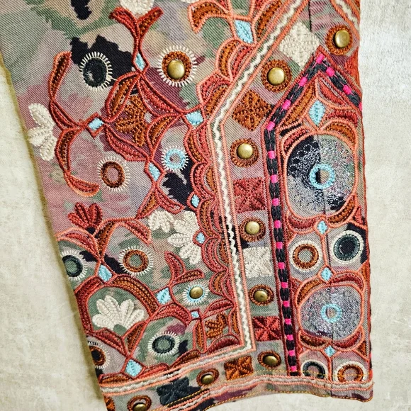 Johnny Was 2-10-10-5 Biya Embroiderd Camo Floral Denim Cropped Boho Jeans Y2K - Picture 3 of 10